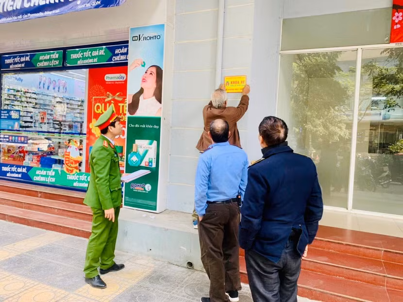 Lực lượng công an cơ sở dán thông báo phòng ngừa tội phạm