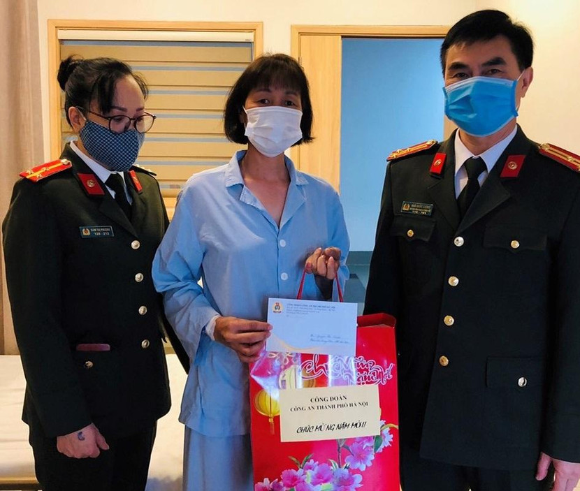 Công đoàn CATP Hà Nội trao quà cho các đoàn viên công đoàn có hoàn cảnh khó khăn Công đoàn CATP Hà Nội trao quà cho các đoàn viên công đoàn có hoàn cảnh khó khăn