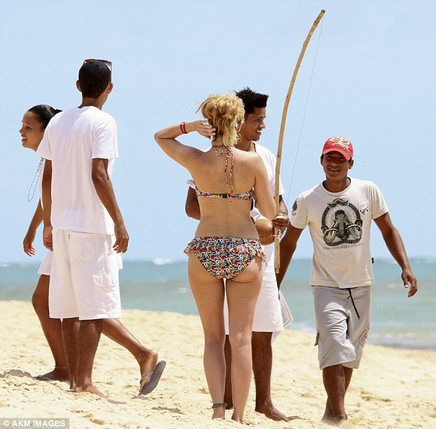 Kelly Brook diện bikini trồng cây chuối tại bãi biển ảnh 9