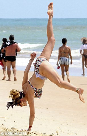 Kelly Brook diện bikini trồng cây chuối tại bãi biển ảnh 6