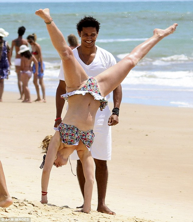 Kelly Brook diện bikini trồng cây chuối tại bãi biển ảnh 10