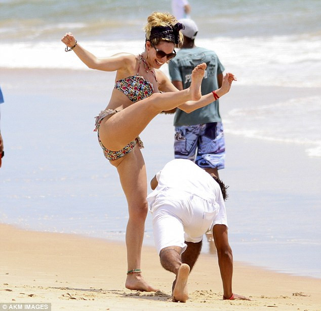 Kelly Brook diện bikini trồng cây chuối tại bãi biển ảnh 8