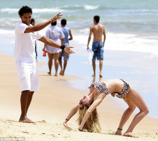 Kelly Brook diện bikini trồng cây chuối tại bãi biển ảnh 4