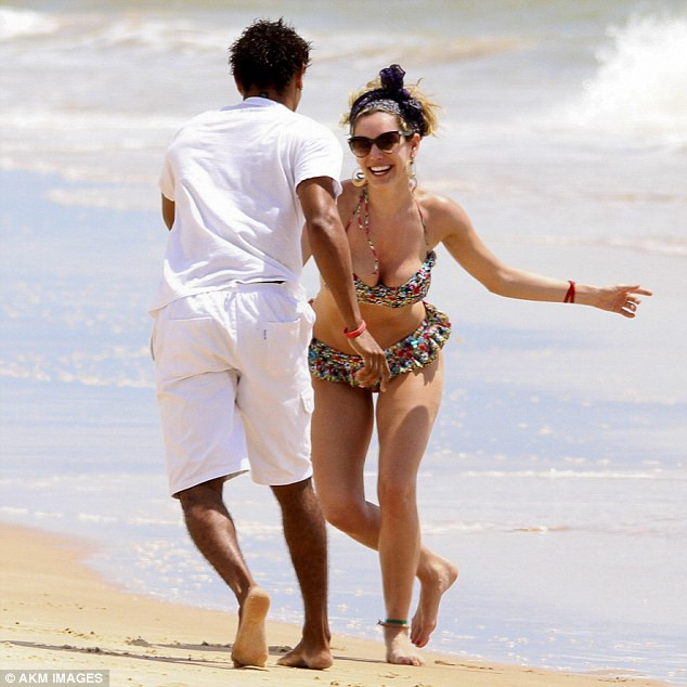 Kelly Brook diện bikini trồng cây chuối tại bãi biển ảnh 7