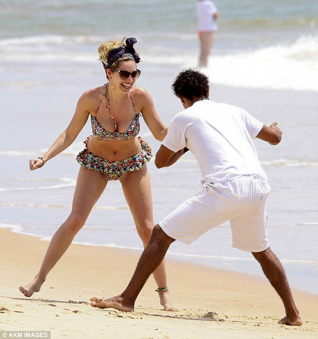 Kelly Brook diện bikini trồng cây chuối tại bãi biển ảnh 1