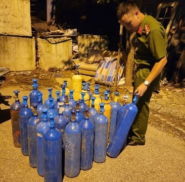 Cơ quan chức năng phát hiện số lượng lớn bình khí N2O Cơ quan chức năng phát hiện số lượng lớn bình khí N2O