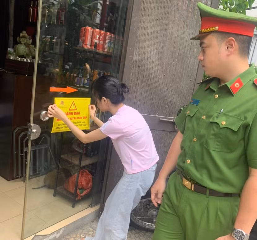 Công an phường Ô Chợ Dừa cùng nhân dân dán thông báo phòng ngừa tội phạm