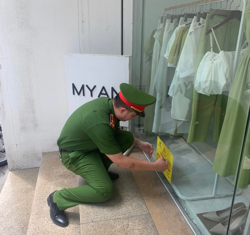 Các biển cảnh báo được đặt bên ngoài các cửa hàng kinh doanh, nơi người dân để phương tiện