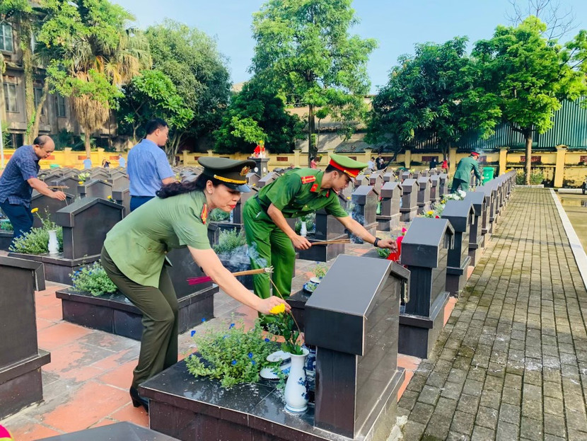 Đây là hoạt động có ý nghĩa sâu sắc, lan tỏa truyền thống yêu nước của thế hệ trẻ đối với các anh hùng của dân tộc, phát huy tinh thần đoàn kết, quyết tâm với ý chí cao nhất, huy động sức mạnh tổng hợp hoàn thành xuất sắc nhiệm vụ bảo vệ An ninh trật tự, xây dựng và phát triển đất nước Đây là hoạt động có ý nghĩa sâu sắc, lan tỏa truyền thống yêu nước của thế hệ trẻ đối với các anh hùng của dân tộc, phát huy tinh thần đoàn kết, quyết tâm với ý chí cao nhất, huy động sức mạnh tổng hợp hoàn thành xuất sắc nhiệm vụ bảo vệ An ninh trật tự, xây dựng và phát triển đất nước