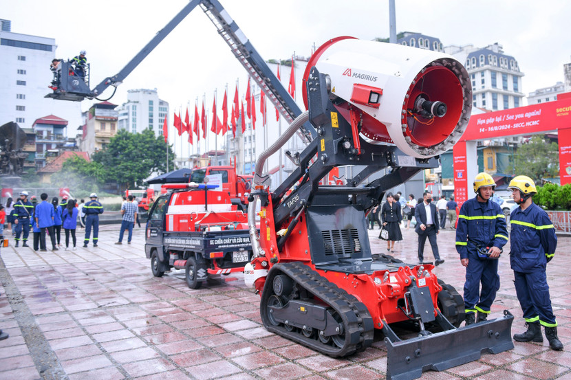 Triển lãm quốc tế lần thứ nhất về PCCC&amp;CNCH tổ chức tại Hà Nội năm 2023 thu hút rất đông người dân tới thăm quan