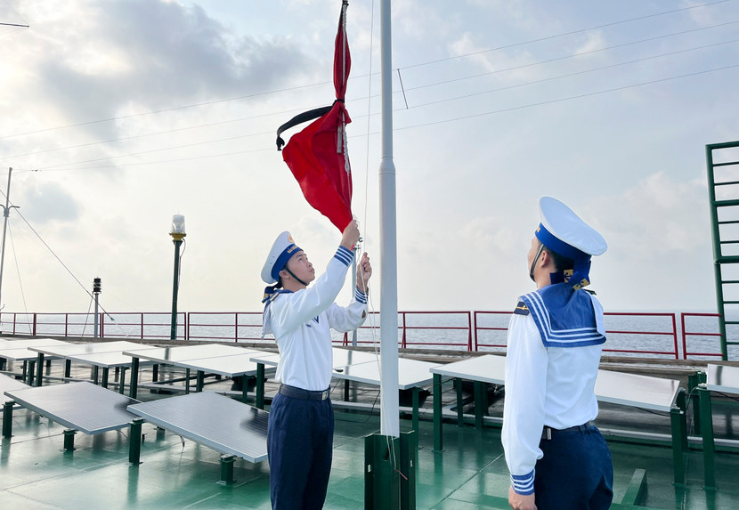 Chiến sĩ Nhà giàn DK1 treo cờ rủ, tưởng nhớ Tổng Bí thư Nguyễn Phú Trọng