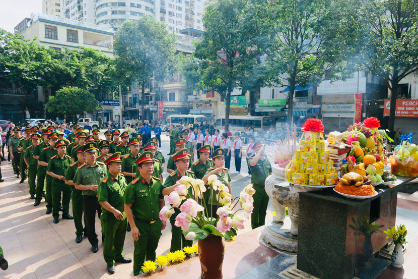 Lễ dâng hương tại Tượng đài Hoàng Văn Thụ Lễ dâng hương tại Tượng đài Hoàng Văn Thụ
