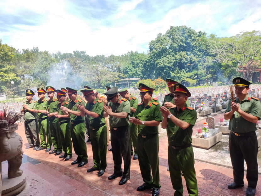 Lễ dâng hương tại Nghĩa trang liệt sĩ Trường Sơn Lễ dâng hương tại Nghĩa trang liệt sĩ Trường Sơn