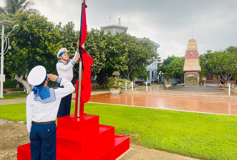 Chiến sĩ đảo Trường Sa treo cờ rủ, tưởng nhớ Tổng Bí thư Nguyễn Phú Trọng