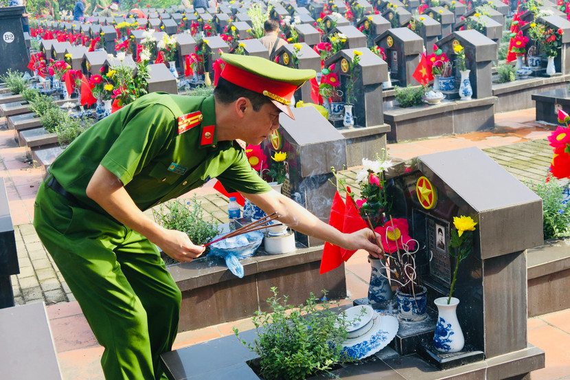 Thắp nén tâm nhang trên từng phần mộ tại nghĩa trang liệt sỹ Ngọc Hồi Thắp nén tâm nhang trên từng phần mộ tại nghĩa trang liệt sỹ Ngọc Hồi