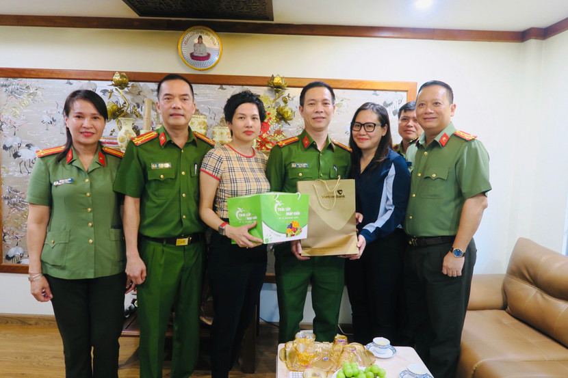 Đại tá Phạm Thanh Hùng - Phó Bí thư Đảng ủy, Phó Giám đốc CATP Hà Nội cùng chỉ huy CAQ và đại diện chỉ huy đội nghiệp vụ của CAQ thăm hỏi gia đình Trung tá Phạm Như Trường (Đội trưởng Đội 4, Phòng Cảnh sát điều tra tội phạm về ma túy, CATP Hà Nội) Đại tá Phạm Thanh Hùng - Phó Bí thư Đảng ủy, Phó Giám đốc CATP Hà Nội cùng chỉ huy CAQ và đại diện chỉ huy đội nghiệp vụ của CAQ thăm hỏi gia đình Trung tá Phạm Như Trường (Đội trưởng Đội 4, Phòng Cảnh sát điều tra tội phạm về ma túy, CATP Hà Nội)