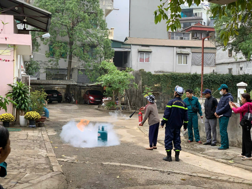 Tuyên truyền hướng dẫn người dân sử dụng thiết bị chữa cháy xách tay khống chế đám cháy