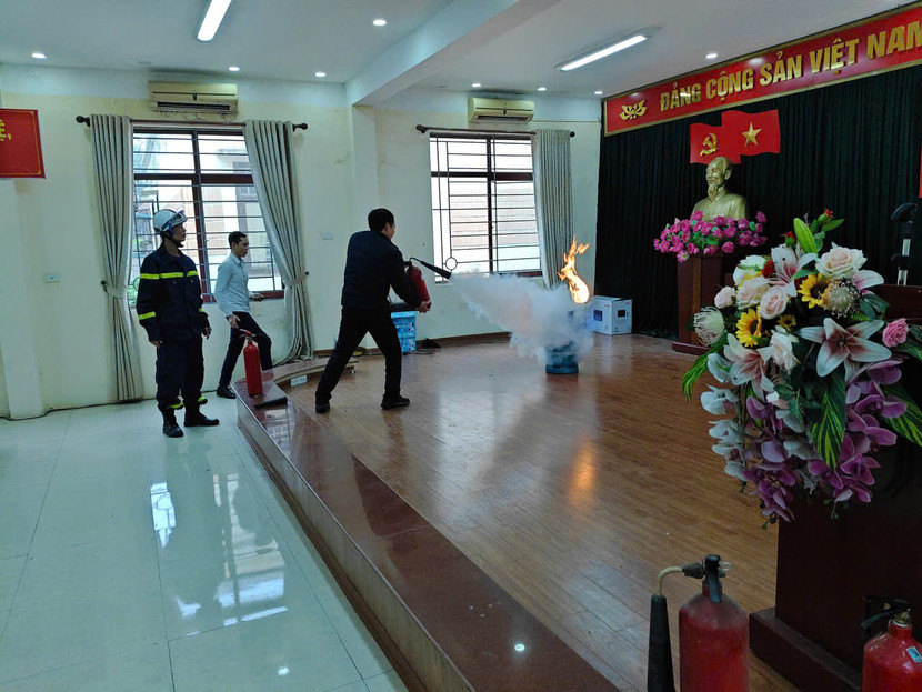 Cùng với việc tuyên truyền các kiến thức, người dân được ứng dụng ngay vào thực tế khống chế các đám cháy giả định