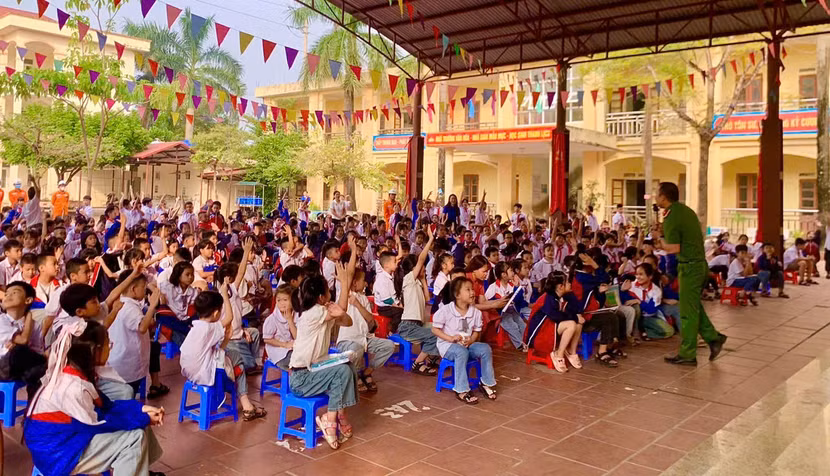 Học sinh tiểu học sôi nổi tham gia tìm hiểu các kiến thức, kỹ năng về an toàn PCCC