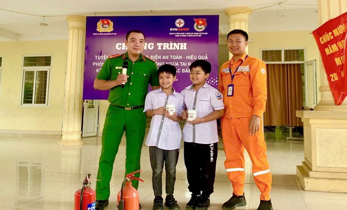Gửi tặng học sinh quà lưu niệm, tờ rơi, sổ tay đảm bảo an toàn PCCC, an toàn trong sử dụng điện