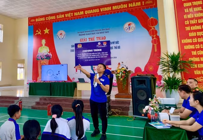 Cán bộ Công ty điện lực truyền tải thông tin đến cán bộ giáo viên và học sinh nhà trường.