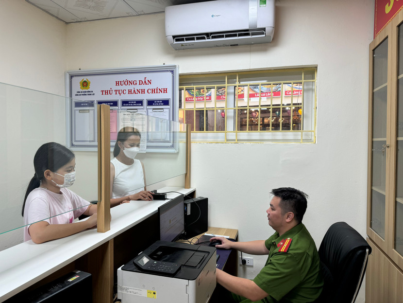 Công an phường Trung Liệt tiếp nhận hồ sơ cấp căn cước cho công dân Công an phường Trung Liệt tiếp nhận hồ sơ cấp căn cước cho công dân