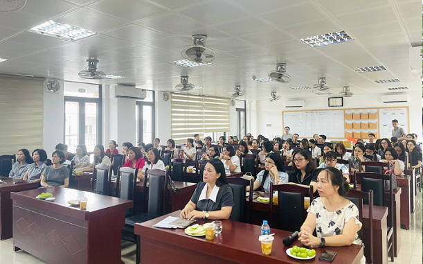 Lớp tập huấn với gần 100 giáo viên, cán bộ, nhân viên trường tham gia