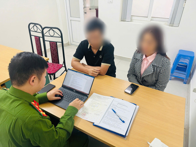 Công an phường Ô Chợ Dừa làm việc với đại diện khách sạn Công an phường Ô Chợ Dừa làm việc với đại diện khách sạn