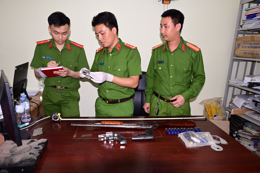 Cơ quan Công an kiểm tra súng, đạn bị thu giữ