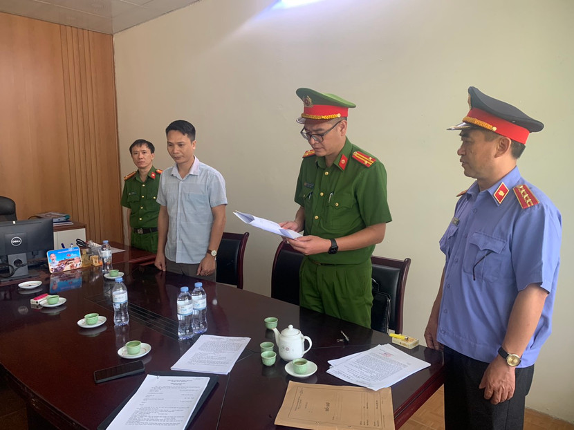 Cơ quan điều tra tống đạt các quyết định khởi tố đối với Phạm Văn Hồng Cơ quan điều tra tống đạt các quyết định khởi tố đối với Phạm Văn Hồng