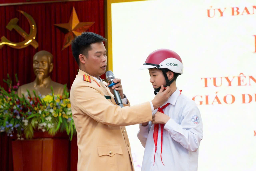 Cán bộ Đội CSGT đường bộ số 11 hướng dẫn các em học sinh đội mũ bảo hiểm đúng quy cách Cán bộ Đội CSGT đường bộ số 11 hướng dẫn các em học sinh đội mũ bảo hiểm đúng quy cách