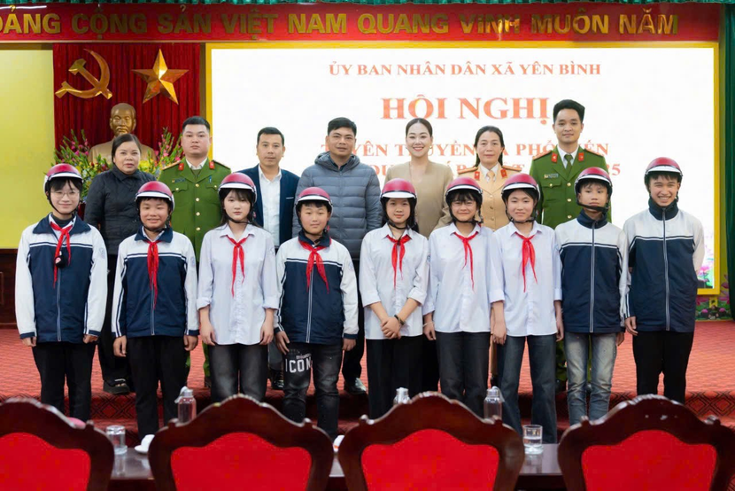 Đại diện UBND, Công an xã Yên Bình và các đơn vị chụp ảnh lưu niệm cùng các em học sinh Đại diện UBND, Công an xã Yên Bình và các đơn vị chụp ảnh lưu niệm cùng các em học sinh