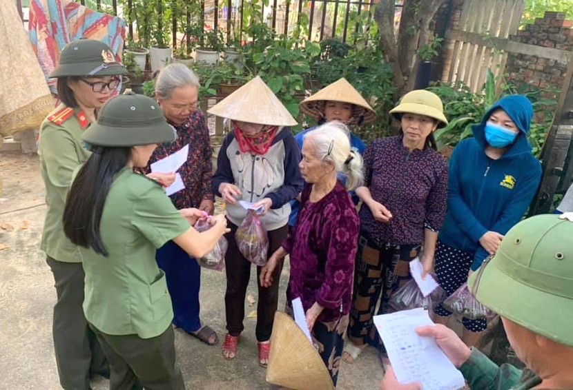 Sự giúp đỡ thiết thực góp phần giúp bà con miền Trung vượt qua khó khăn Sự giúp đỡ thiết thực góp phần giúp bà con miền Trung vượt qua khó khăn