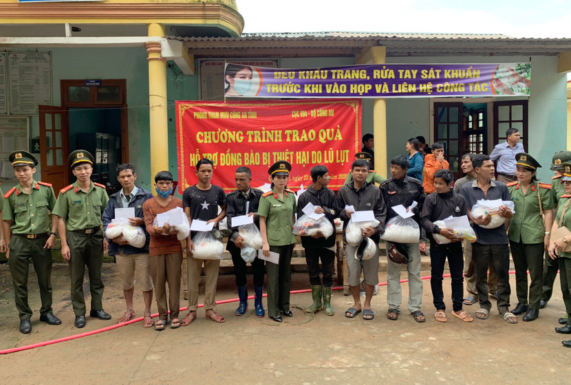 Đại diện Công an tỉnh Quảng Trị trao quà cho người dân bị thiệt hại do lũ lụt Đại diện Công an tỉnh Quảng Trị trao quà cho người dân bị thiệt hại do lũ lụt