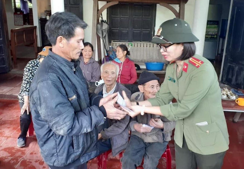 Đại diện Công an tỉnh Quảng Bình trao quà cho người dân bị thiệt hại do lũ lụt Đại diện Công an tỉnh Quảng Bình trao quà cho người dân bị thiệt hại do lũ lụt