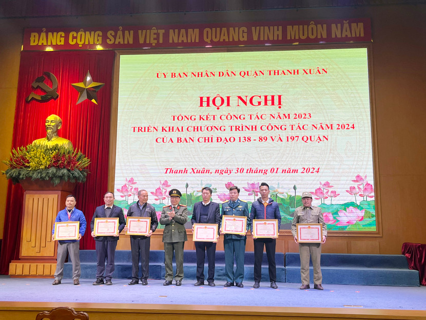 Các tập thể, cá nhân có thành tích xuất sắc được khen thưởng