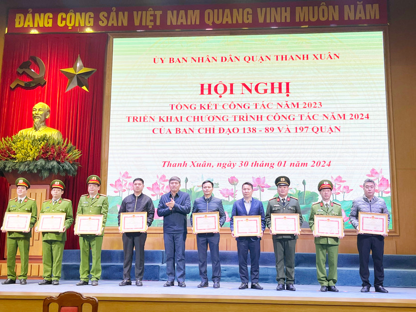 Đồng chí Lê Hồng Thắng - quận ủy viên, Phó Chủ tịch UBND quận trao khen thưởng của UBND quận cho các tập thể