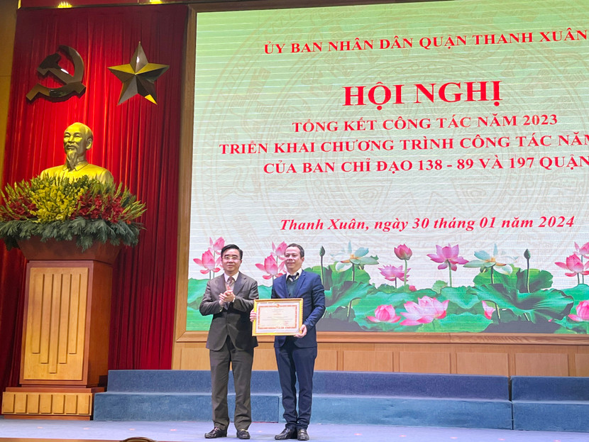 Đồng chí Võ Đăng Dũng, Phó Bí thư quận ủy, Chủ tịch UBND quận Thanh Xuân trao Bằng khen của Bộ Công an cho Đảng bộ, chính quyền và nhân dân phường Thượng Đình