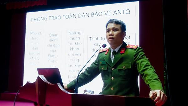 Báo cáo viên truyền đạt các thông tin đến tổ trưởng các tổ liên gia, trưởng thôn, tổ trưởng tổ dân phố các xã, thị trấn trên địa bàn huyện Gia Lâm