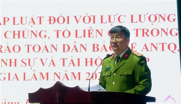 Thượng tá Phạm Văn Hậu - Trưởng Công an huyện Gia Lâm phát biểu tại lớp tập huấn