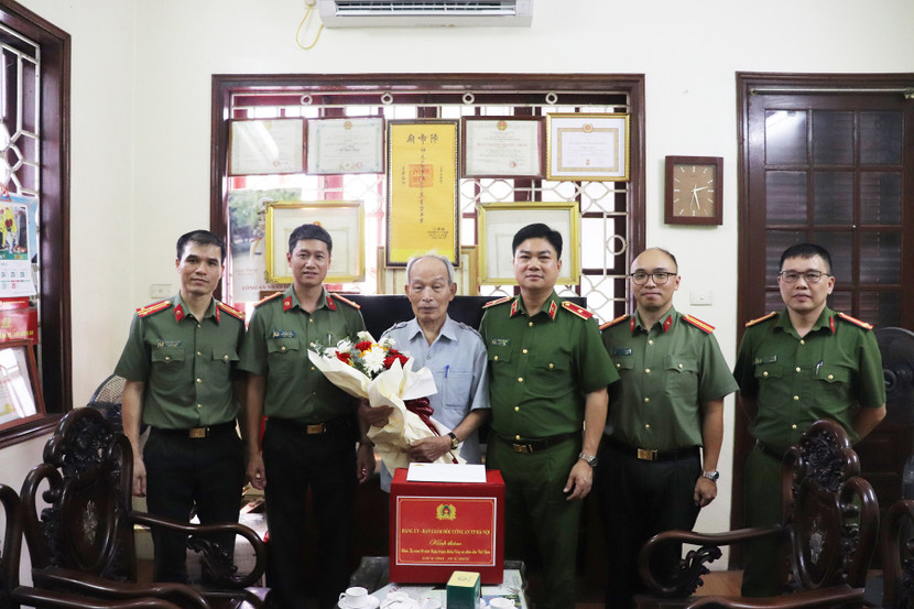 Thiếu tướng Dương Đức Hải, Phó Giám đốc CATP Hà Nội cùng đoàn công tác thăm hỏi, tri ân Đại tá Vũ Đình Hoành, nguyên Phó Giám đốc CATP