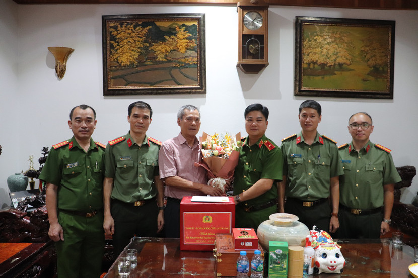 Thiếu tướng Dương Đức Hải, Phó Giám đốc CATP cùng đoàn công tác thăm hỏi, tri ân đồng chí Thiếu tướng Trần Thùy, nguyên Phó Giám đốc CATP