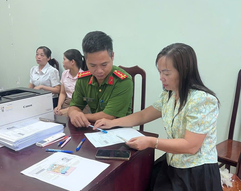 Đảng bộ xã Tây Phương đã khẩn trương triển khai công tác thu thập thông tin phục vụ in thẻ đảng viên mới.