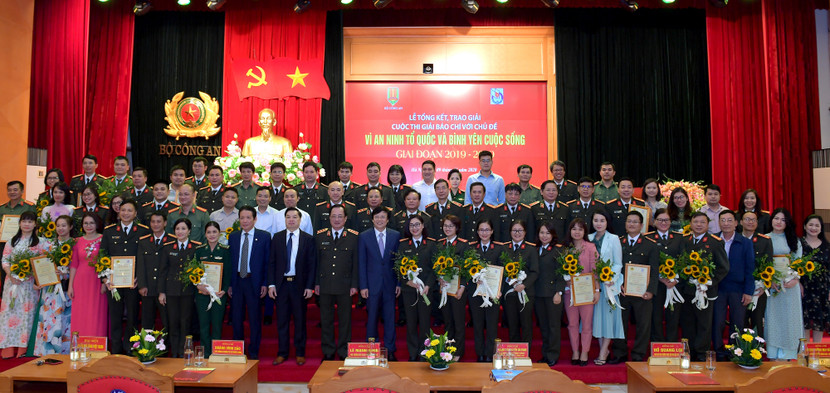 Ban tổ chức và 44 nhóm tác giả chụp ảnh lưu niệm