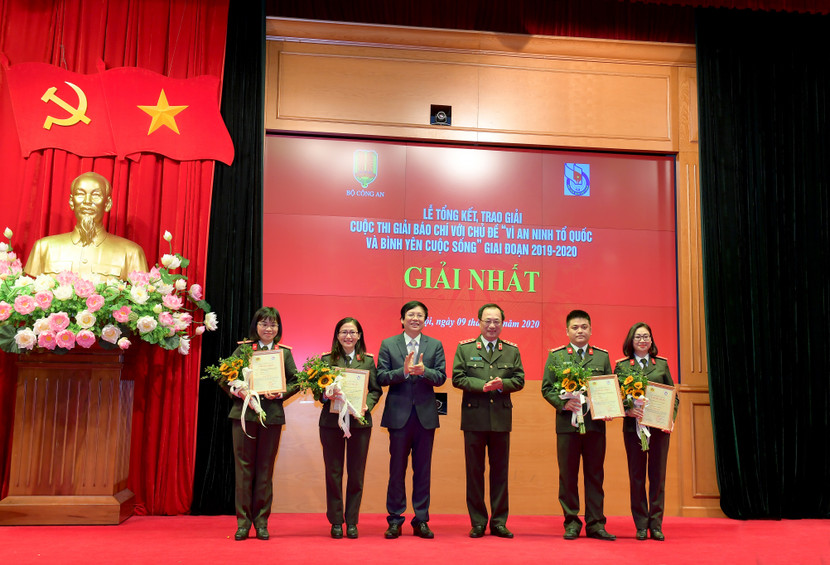 Thượng tướng Nguyễn Văn Thành và đồng chí Hồ Quang Lợi trao giải cho các tác giả đạt giải Nhất cuộc thi