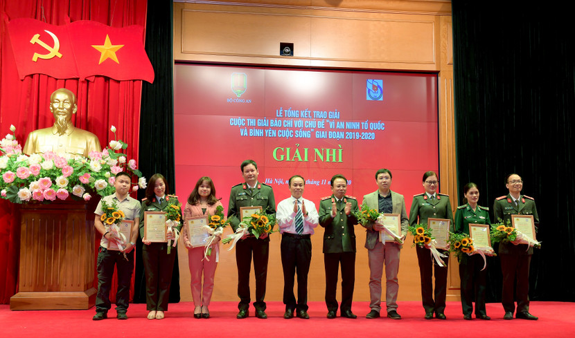 Phóng viên Chu Hương - Báo An ninh Thủ đô (thứ 3 trái sang) cùng các tác giả đạt giải Nhì cuộc thi