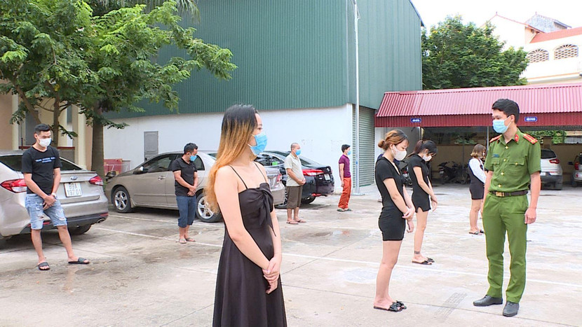 Nhóm nam nữ tụ tập trong quán hát bất chấp lệnh cấm