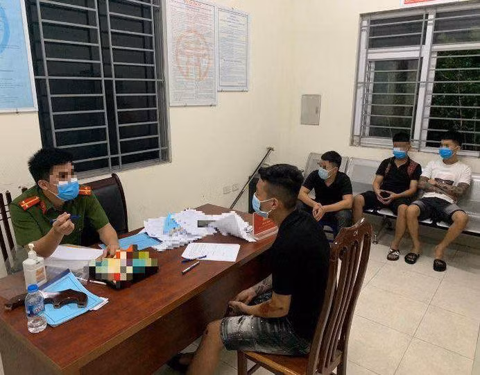 Lực lượng chức năng xử phạt nhóm thanh niên vi phạm quy định phòng chống dịch Lực lượng chức năng xử phạt nhóm thanh niên vi phạm quy định phòng chống dịch
