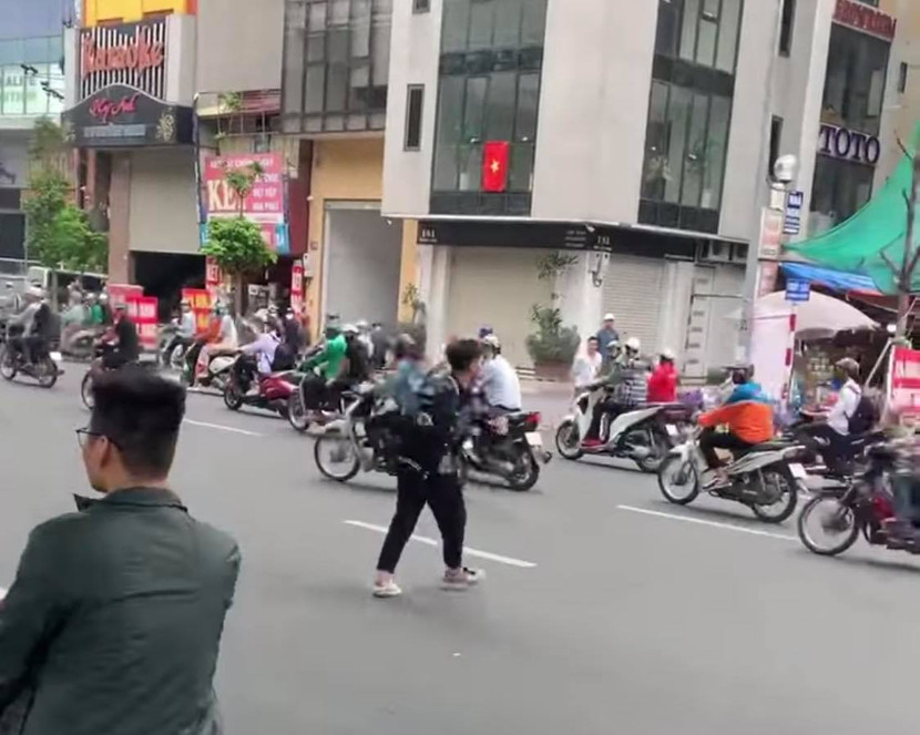 Nam thanh niên trong nhóm dùng một vật cứng đe dọa, gây rối