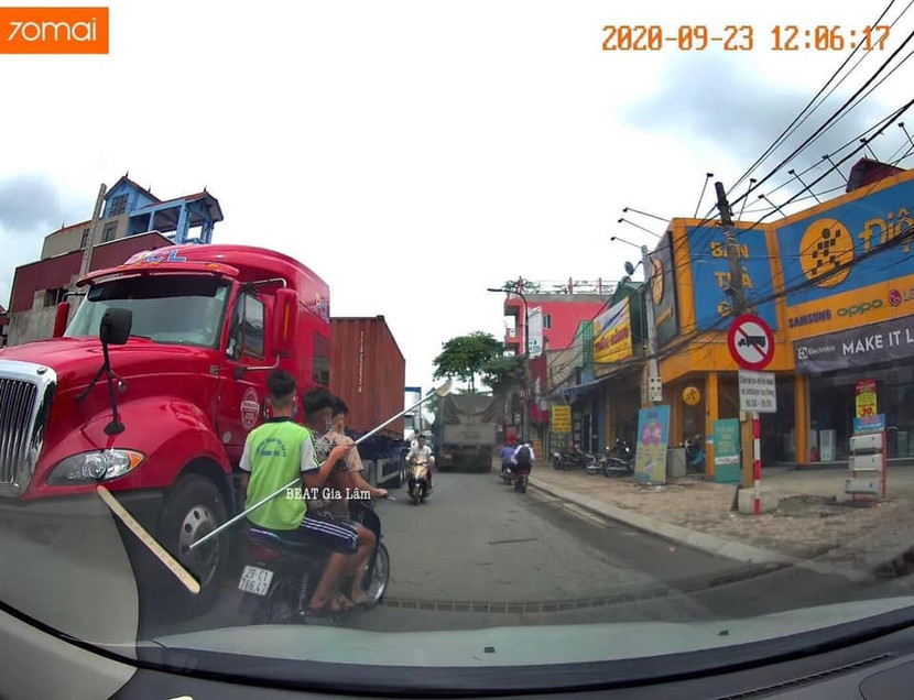 Hình ảnh nhóm thanh niên vác dao phóng lợn đi đánh nhau